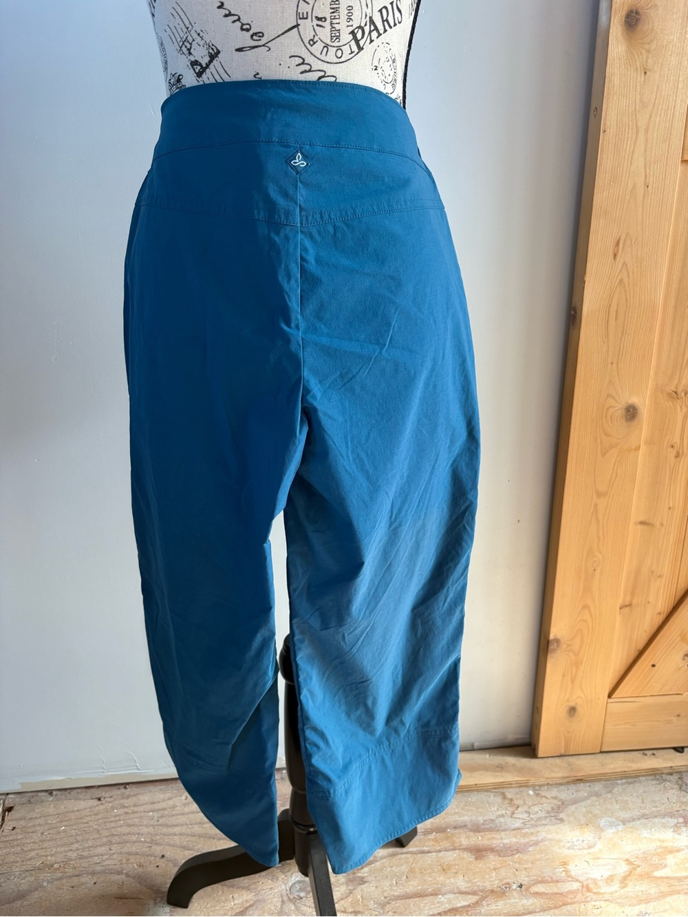 prAna Bliss Capri pant VGUC yoga activewear Medium Blue-Green - Picture 2 of 8
